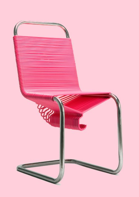 Стул из вешалок для одежды, экономящий место для их хранения (6 фото) Стул из вешалок для одежды, экономящий место для их хранения (6 фото)