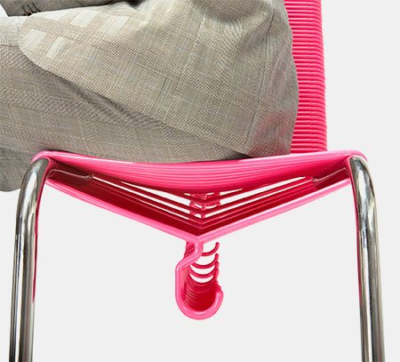 Стул из вешалок для одежды, экономящий место для их хранения (6 фото) Стул из вешалок для одежды, экономящий место для их хранения (6 фото)