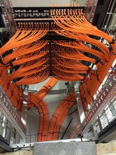 Укладка кабелей от настоящих перфекционистов (17 фото) Укладка кабелей от настоящих перфекционистов (17 фото)