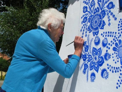 90-летняя бабушка превращает родную деревню в художественную галерею (16 фото)