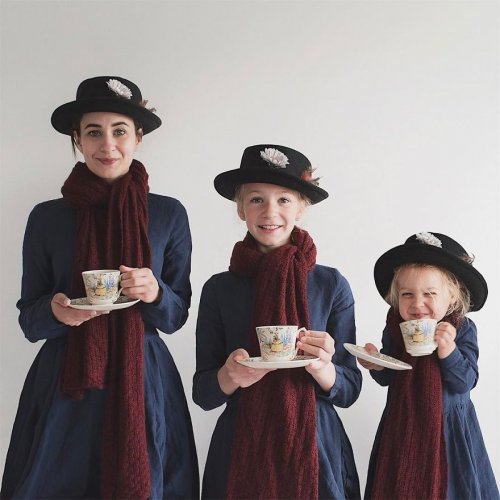 Креативное трио: мать и двое дочерей фотографируются в одинаковой одежде (21 фото)
