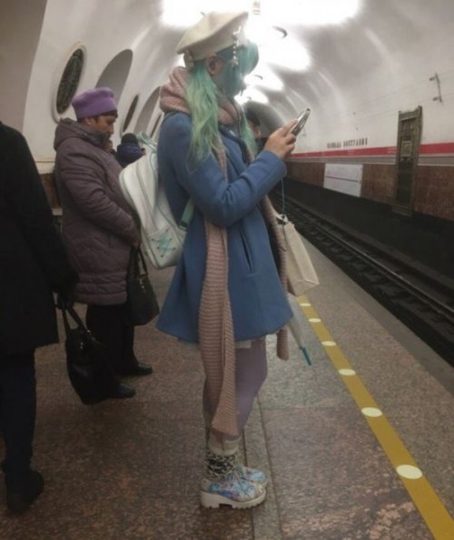 Модники и модницы в метро (30 фото)