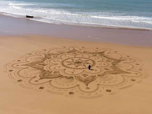 Огромные и впечатляющие рисунки на песке Сэма Дугаду (26 фото)