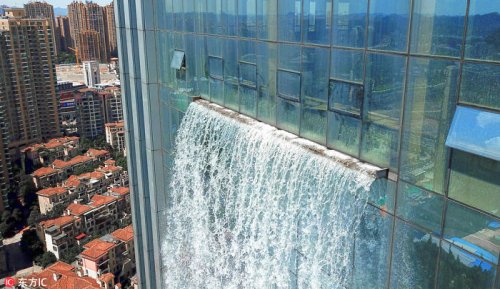 В Китае построили небоскрёб с ниспадающим водопадом (10 фото)