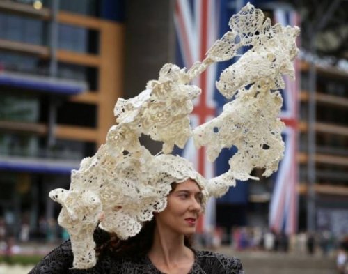 Смешные и прикольные шляпки на ежегодных скачках Royal Ascot (21 фото)