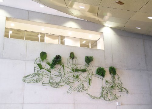 Крупномасштабная стальная композиция, украшенная живыми растениями (9 фото)