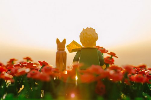 Фотограф запечатлевает сцены из LEGO из "Маленького принца" Антуана де Сент-Экзюпери (10 фото)