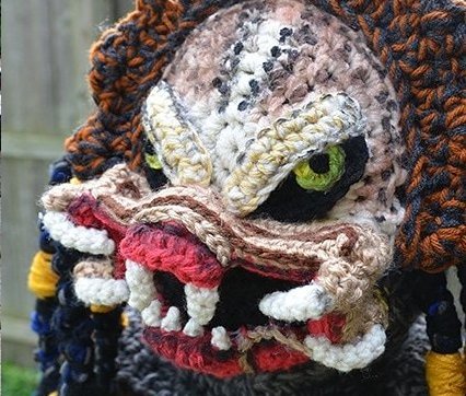 Мать связала своему сыну костюм Хищника на Хэллоуин, и теперь ему точно будет теплее всех на празднике