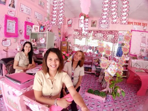 Учительница за свой счет превратила класс в розовый рай Hello Kitty (8 фото)