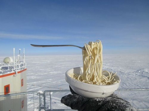 Учёный, работающий в Антарктиде, показал, как выглядит приготовление еды на 70-градусном морозе (9 фото)