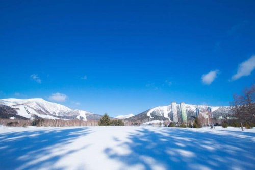 На северном японском острове есть ледяной отель, в котором можно окунуться в настоящую зимнюю сказку (8 фото)