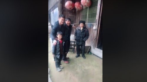 Четыре поколения семьи в одном видео: невероятно трогательный новый вирусный мем из Китая