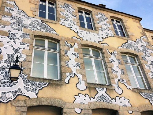Польская уличная художница "наряжает" дома, сооружения и улицы в изящные кружева (11 фото)