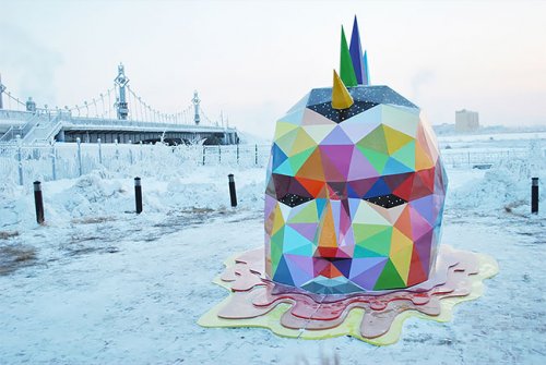 Испанский уличный художник Okuda установил самую северную скульптуру в мире. Она находится в Якутске (9 фото)