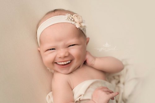 Фотограф с помощью FaceApp добавляет улыбки младенцам на профессиональных фотографиях, и на это стоит посмотреть (16 фото)