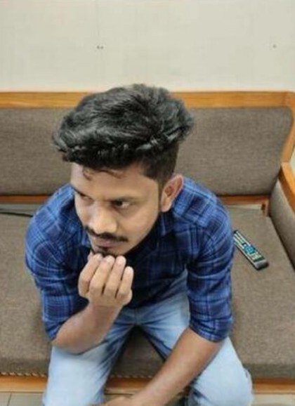 Очень оригинальный способ контрабанды (2 фото)