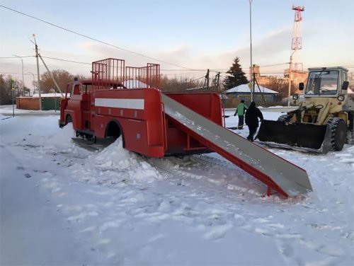 Вторая жизнь канадского грузовика в России (3 фото)