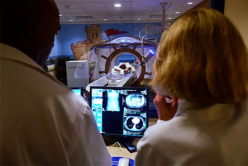 В нью-йоркской детской больнице установили томограф в виде пиратского корабля (8 фото)