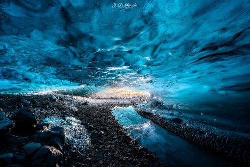 Завораживающий мир ледяных пещер Исландии в фотографиях Якуба Перликовского (10 фото)