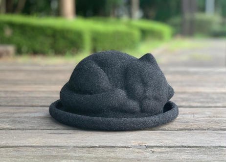 Фетровая шляпа в виде спящей кошки (5 фото)