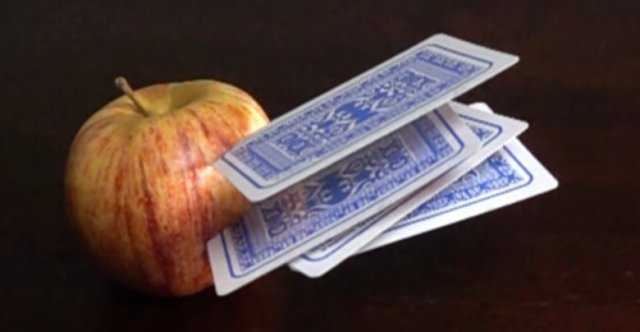 Самодельный LEGO-пулемёт, стреляющий игральными картами