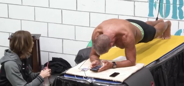 62-летний бывший морской пехотинец установил новый мировой рекорд, простояв в "планке" более 8 часов