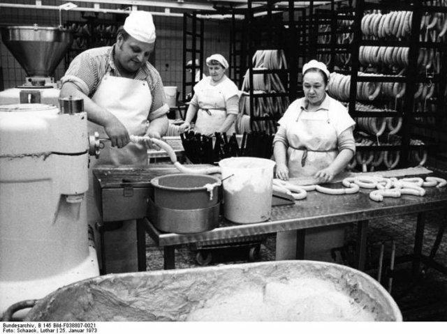 Вы удивитесь, но самый продаваемый продукт Volkswagen ─ это не автомобиль, а колбаса (2 фото + 2 видео)