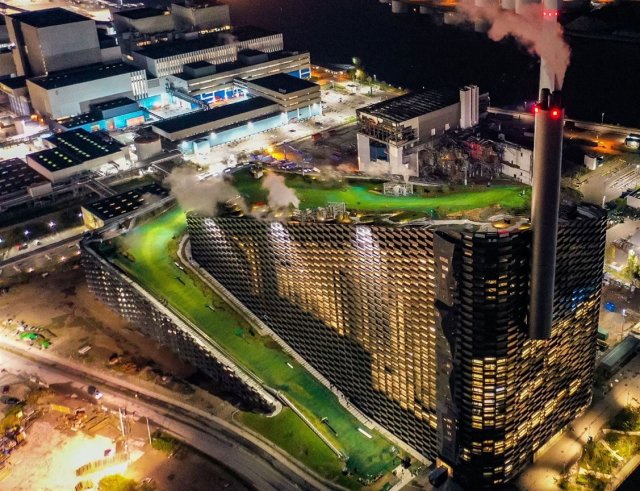 Искусственный горнолыжный курорт на крыше мусоросжигательного завода (15 фото)