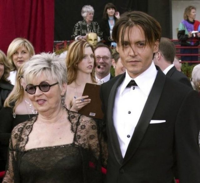 Знаменитости со своими мамами (18 фото)