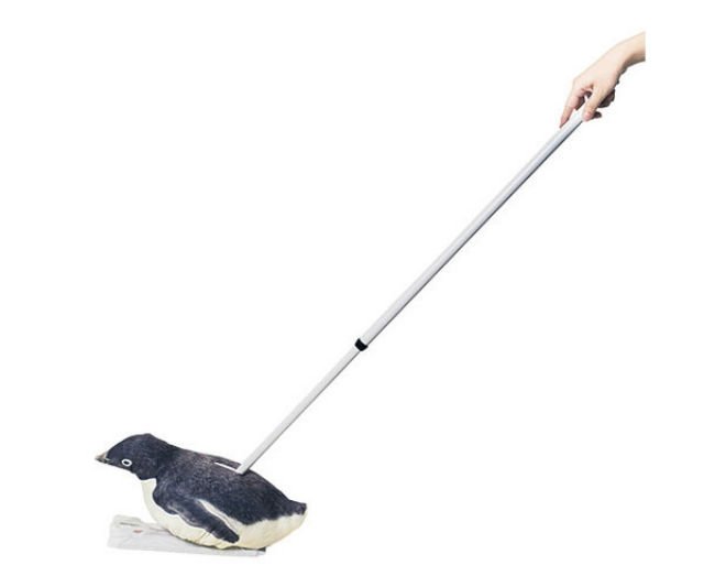 Японцы придумали отличный мотиватор для уборки: симпатичного пингвина-насадку на швабру (5 фото)