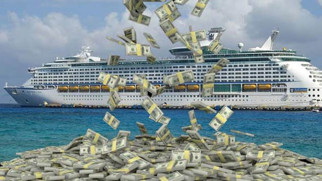 ТОП-10: Секреты жизни на борту круизного лайнера