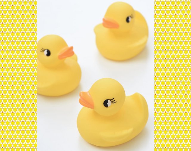 Японский художник превратил 7 резиновых уточек в эпичную экшн-фигурку (5 фото)