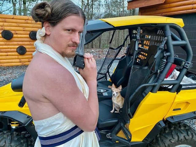 Парикмахер, сидящая на карантине, поддерживает свои навыки, каждый день делая новую причёску своему парню (19 фото)