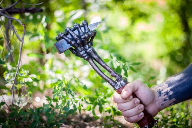 Уникальные мечи и топоры от российского сварщика-ювелира Вячеслава Шарова (19 фото)