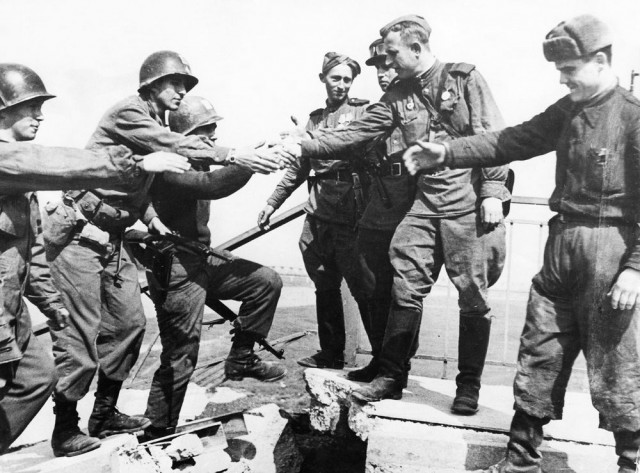 Историческая встреча на Эльбе (13 фото)