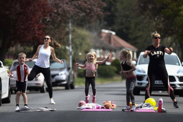 В Великобритании фитнес-инструктор проводит занятия для своих соседей прямо на улице (21 фото + видео)