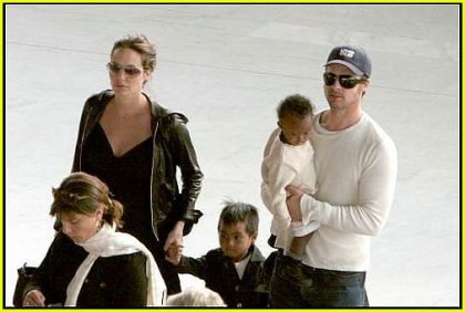 Анджелина Джоли и Брэд Питт с детьми.