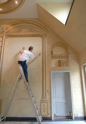 Рисунки на стенах.