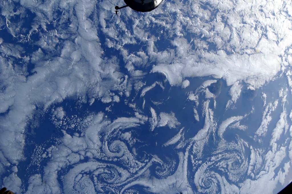 Взгляд на облака из космоса (12 фото)