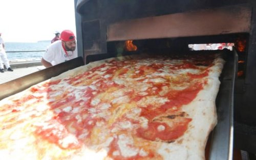 В Италии приготовили самую большую пиццу в мире (14 фото)