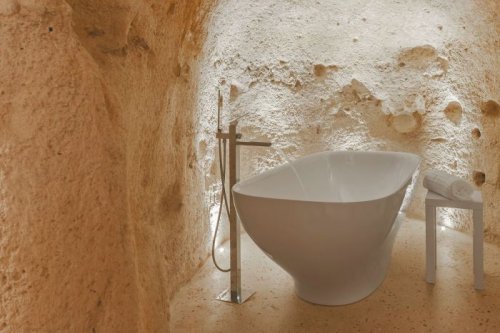 Необычный отель в Италии, высеченный в скале (16 фото)